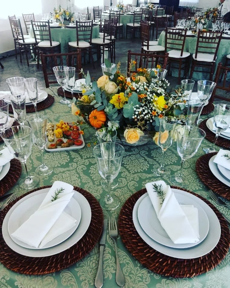 Mesa posta com arranjo de flores amarelas