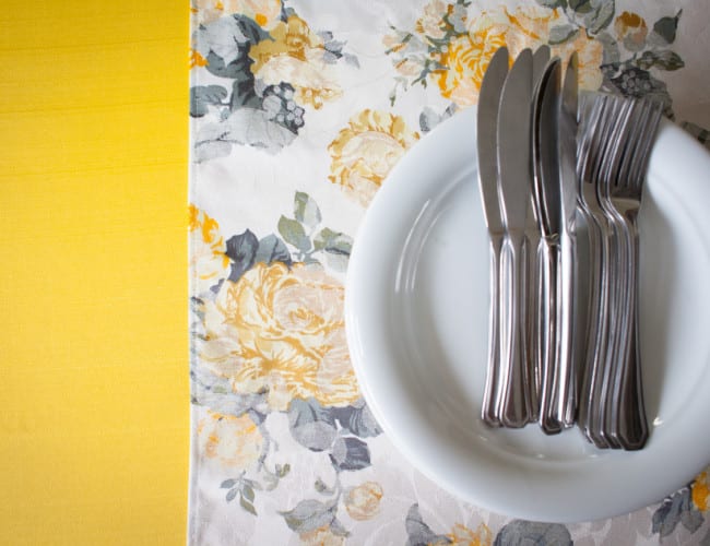 Caminho de mesa adamascado floral amarelo