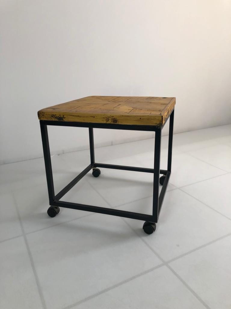Mesa lateral com rodinha